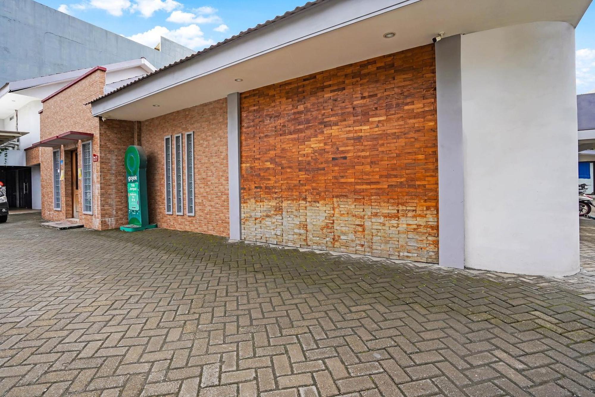 Capital O 90888 Bintang Diponggo Residence Surabaya Luaran gambar