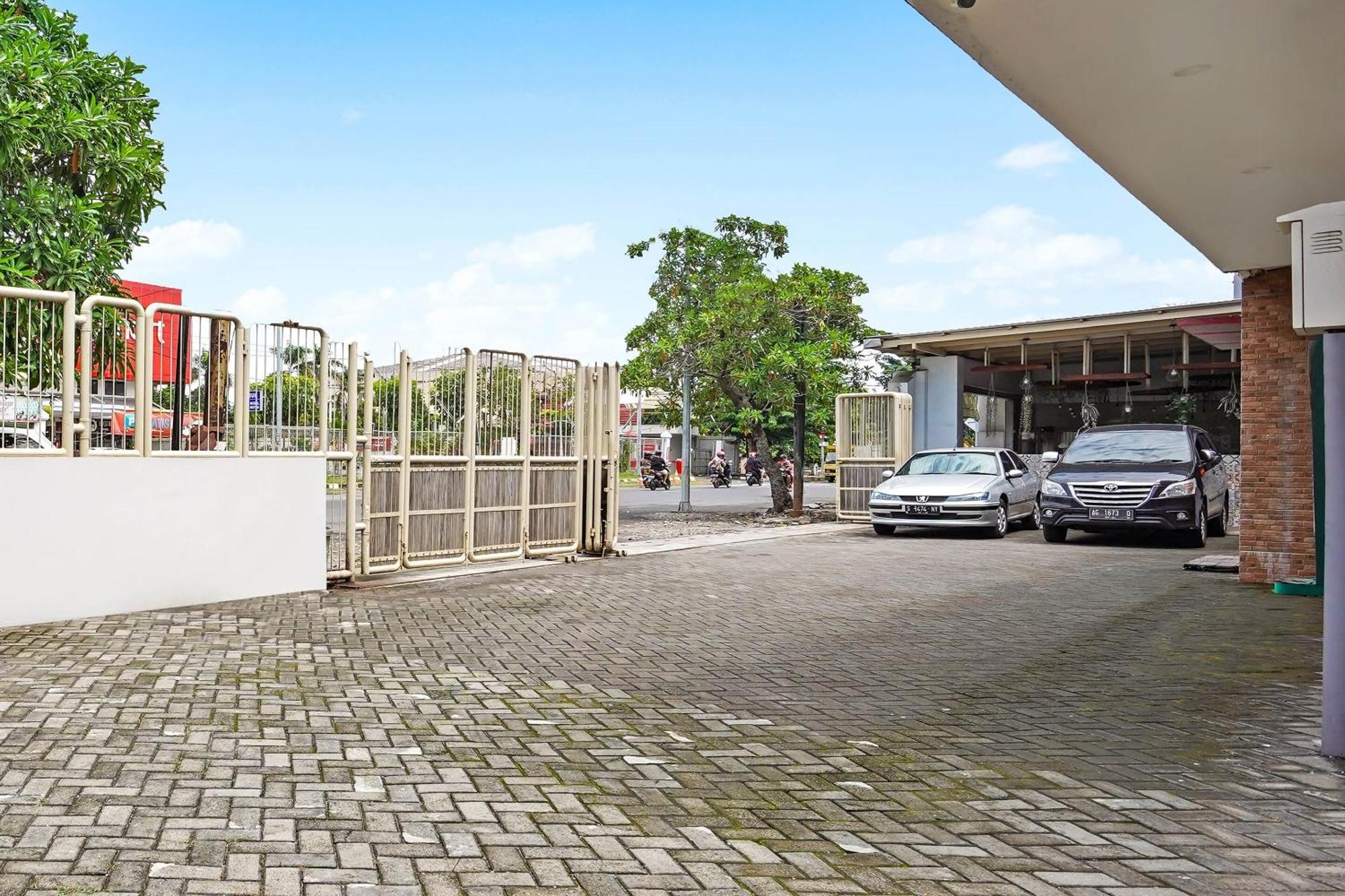 Capital O 90888 Bintang Diponggo Residence Surabaya Luaran gambar